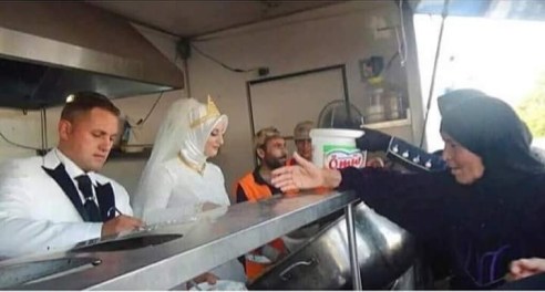 Turkish Couple Hold Wedding Buffet in Refugee Camp